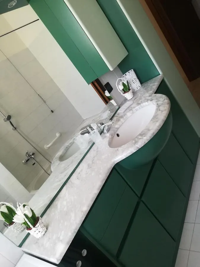 Yellow House Cir 12040 Cassano Magnago بيت للعطل