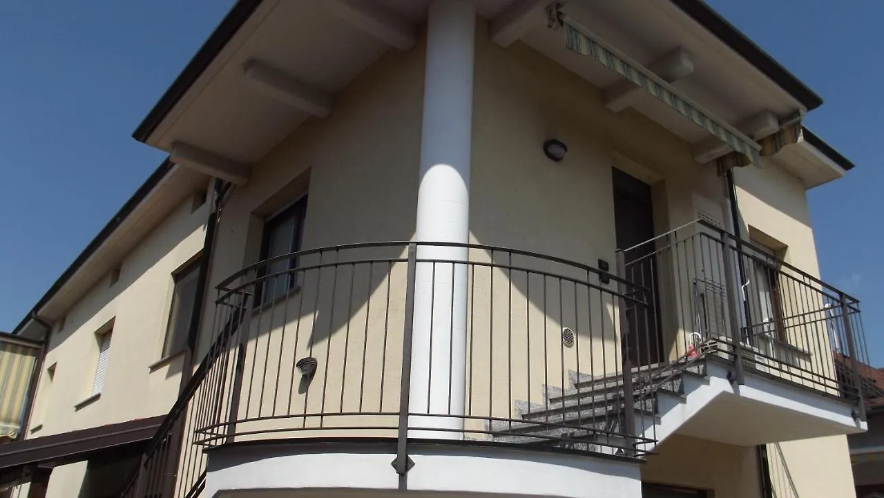 Yellow House Cir 12040 Cassano Magnago بيت للعطل